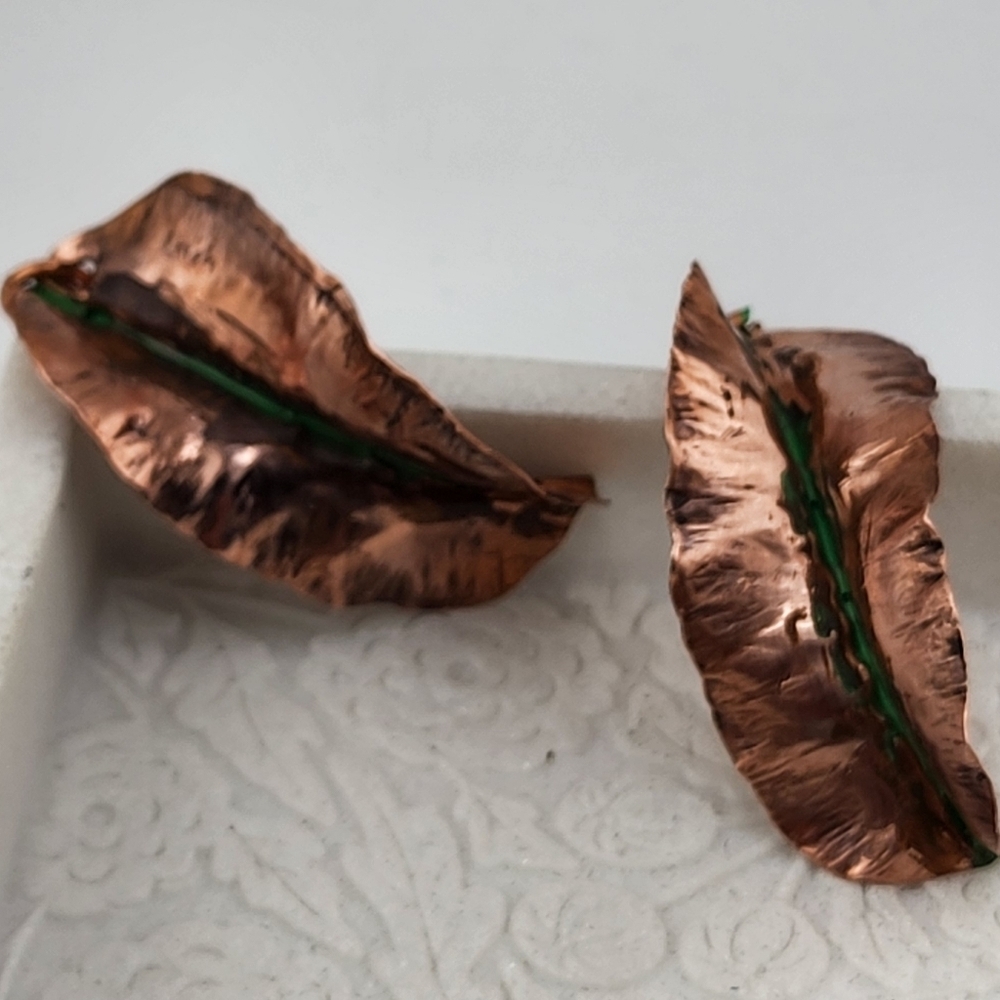 COPPER HAMMERED LEAVES & GREEN PATINA DANGLING EARRINGS - Picture 10 of 10